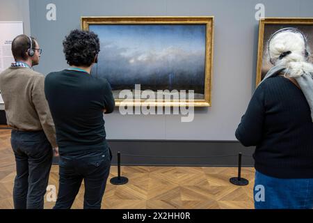 Besucher vor dem Oelgemaelde Moench am Meer, Sonderausstellung Unendliche Landschaften vom Maler der Romantik Caspar David Friedrich, in der Alten Nationalgalerie, Querformat, am 19.04.2024 in Berlin Mitte, nur fuer redaktionelle Zwecke, Editorial use only Alte Nationalgalerie etc - Berlin *** Visitors in front of the oil painting Moench am Meer, special exhibition Infinite Landscapes by the Romantic painter Caspar David Friedrich, in the Alte Nationalgalerie, landscape format, on 19 04 2024 in Berlin Mitte, only for editorial use, Editorial use only Alte Nationalgalerie etc Berlin Stock Photo