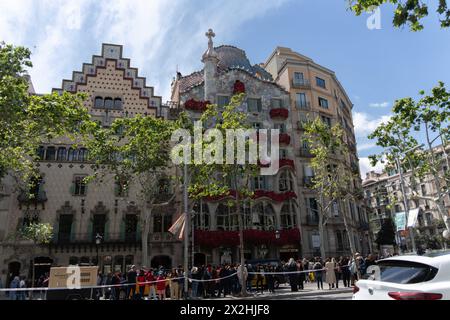 The booksellers and florists have everything ready for a Saint George's Day that, according to forecasts, could be remarkable. The sale of around 7 million roses is expected only in the city of Barcelona, and record book sales. Los libreros y floristas ya tienen todo preparado para un Sant Jordi que, según las previsiones, puede ser memorable. Se prevé la venta de unas 7 millones de rosas solo en la ciudad de Barcelona, y ventas récord de libros. News politics -Barcelona, Spain Monday, april 22, 2024 (Photo by Eric Renom/LaPresse) Stock Photo