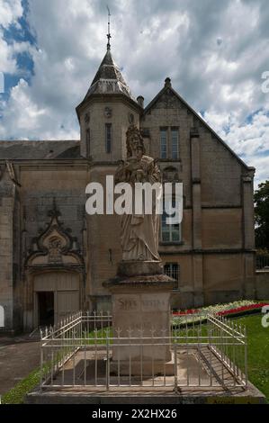 Sculpture of the Virgin Mary in front of Notre Dame de l'Assomption Cathedral, Lucon, Vendee, France Stock Photo