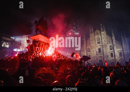 Milan, Italy. 23rd Apr, 2024. Milan, The celebration for FC Internazionale's twentieth championship after the Derby won against Milan in Piazza Duomo. In the photo: Fans celebrate in Piazza del Duomo Credit: Independent Photo Agency/Alamy Live News Stock Photo