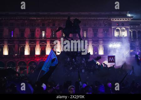 Milan, Italy. 23rd Apr, 2024. Milan, The celebration for FC Internazionale's twentieth championship after the Derby won against Milan in Piazza Duomo. In the photo: Fans celebrate in Piazza del Duomo Credit: Independent Photo Agency/Alamy Live News Stock Photo