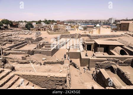 Aswan, Egypt. 22nd Apr, 2024. Tourists visit the ruins of an ancient city on the Elephantine island in Aswan, Egypt, April 22, 2024. Elephantine island contains many archaeological sites. Credit: Ahmed Gomaa/Xinhua/Alamy Live News Stock Photo