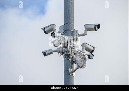 Several surveillance cameras are mounted on a pole. ANP / Hollandse Hoogte / Tom van der Put netherlands out - belgium out Stock Photo