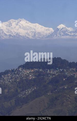 panorama of beautiful darjeeling hill station and snowcapped mount kangchenjunga, sleeping buddha range of himalaya mountains, west bengal in india Stock Photo