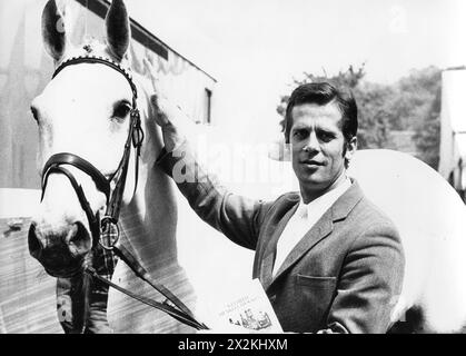 Schockemoehle, Alwin, * 29.5.1937, German jump jockey, with his horse Abadir, ADDITIONAL-RIGHTS-CLEARANCE-INFO-NOT-AVAILABLE Stock Photo