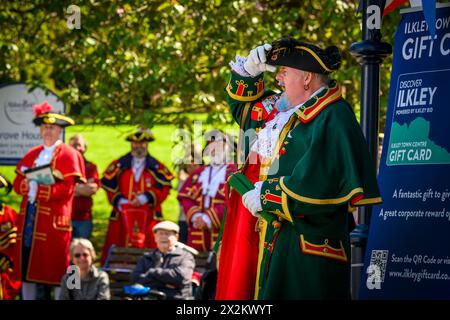 Male town crier (colourful crier's uniform, loud voice) proclaiming, making public proclamation & announcement - Ilkley, West Yorkshire, England, UK. Stock Photo