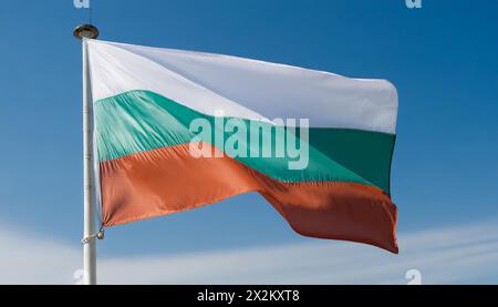 Die Fahne von Bulgarien flattert im Wind, isoliert gegen blauer Himmel Stock Photo