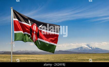 Die Fahne von Kenia flattert im Wind, isoliert gegen blauer Himmel Stock Photo