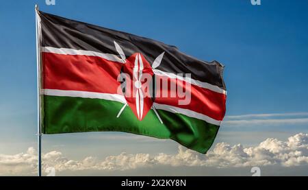 Die Fahne von Kenia flattert im Wind, isoliert gegen blauer Himmel Stock Photo