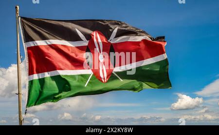 Die Fahne von Kenia flattert im Wind, isoliert gegen blauer Himmel Stock Photo