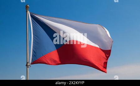 Die Fahne von Tschechei, Tschechien, Tschechische Republik, flattert im Wind, isoliert gegen blauer Himmel Stock Photo