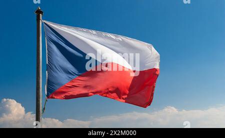 Die Fahne von Tschechei, Tschechien, Tschechische Republik, flattert im Wind, isoliert gegen blauer Himmel Stock Photo