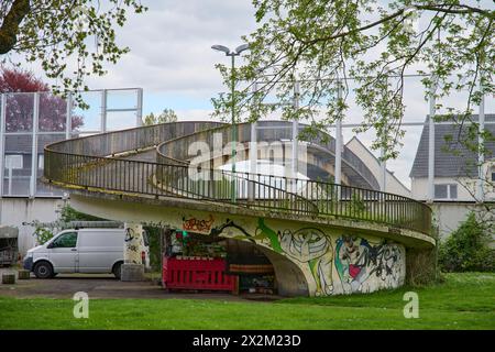 Ende April 2024 soll die Fußgänger Brücke über die A40 in Essen Frillendorf abgerissen werden. Dafür wird an dem Wochenende die A40 gesperrt. Im Verla Stock Photo