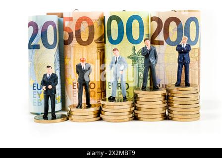 Symbolfoto Gehalt, Einkommen, Stapel Euromünzen aufsteigend *** Symbol photo salary, income, stack of euro coins ascending Stock Photo