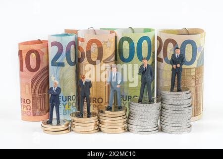 Symbolfoto Gehalt, Einkommen, Stapel Euromünzen aufsteigend *** Symbol photo salary, income, stack of euro coins ascending Stock Photo