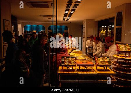 Shop selling oriental pastries and loukoum, culinary specialities from Istanbul, Turkey's largest city on the Bosphorus strait in the Marmara region, Stock Photo