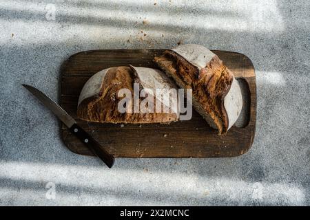 sliced-rye-bread-on-cutting-board-closeup-on-wooden-background-stock
