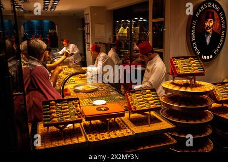 Shop selling oriental pastries and loukoum, culinary specialities from Istanbul, Turkey's largest city on the Bosphorus strait in the Marmara region, Stock Photo