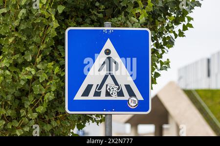 Ein Schild weisst im Freistaat Bayern Verkehrsteilnehmer auf einen Fussgängerstreifen hin. (Garching b. München, Deutschland, 09.10.2022) Stock Photo