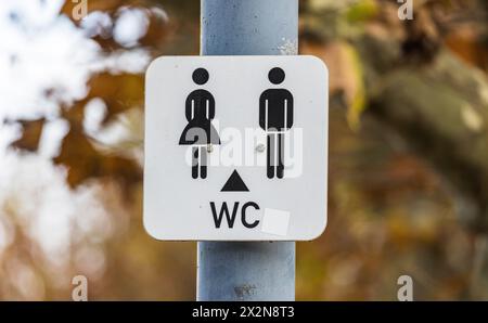 Ein Wegweiser zeigt den Weg zur geschlechter getrennten Toiletten von Frau und Mann auf. (Konstanz, Deutschland, 20.11.2022) Stock Photo