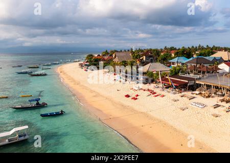 Nusa lembongan : Aerial drone view of tourists enjoy the Jungut Batu beach lined with new beach clubs and hotels in Nusa Lembongan in Bali in Indonesi Stock Photo