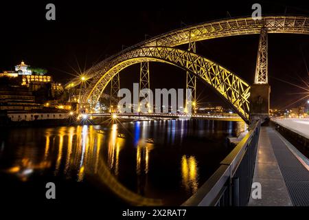 El puente Luis I (en portugués: Ponte Luís I) es un puente sobre el río Duero que une Oporto con Vila Nova de Gaia en Portugal. Stock Photo