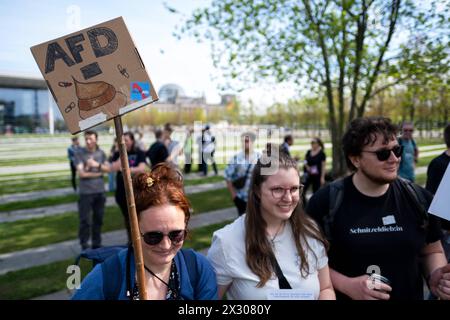 Demonstranten fordern vor dem Berliner Kanzleramt die Aufklärung des Verdachts von Geldzahlungen Russlands an die AfD-Politiker Bystron und Krah. / Demonstrators demand investigation after allegations of corruption against AfD politicians Bystron and Krah in front of the Chancellery in Berlin. snapshot-photography/K.M.Krause *** Demonstrators in front of the Berlin Chancellery demand investigation after allegations of corruption against AfD politicians Bystron and Krah in front of the Chancellery in Berlin snapshot photography K M Krause Stock Photo