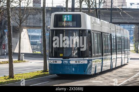Zürich, Schweiz - 11. Januar 2021: Ein Tram der Linie 11 in Fahrtrichtung Auzelg der Verkehrsbetriebe Zürich (VBZ). Stock Photo