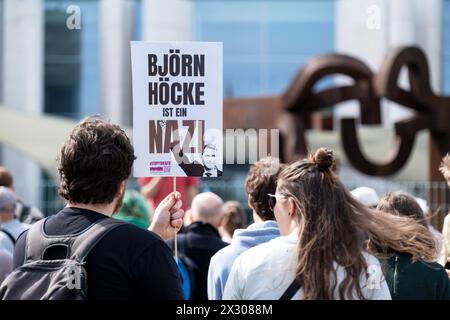 Demonstranten fordern vor dem Berliner Kanzleramt die Aufklärung des Verdachts von Geldzahlungen Russlands an die AfD-Politiker Bystron und Krah. / Demonstrators demand investigation after allegations of corruption against AfD politicians Bystron and Krah in front of the Chancellery in Berlin. snapshot-photography/K.M.Krause *** Demonstrators in front of the Berlin Chancellery demand investigation after allegations of corruption against AfD politicians Bystron and Krah in front of the Chancellery in Berlin snapshot photography K M Krause Stock Photo