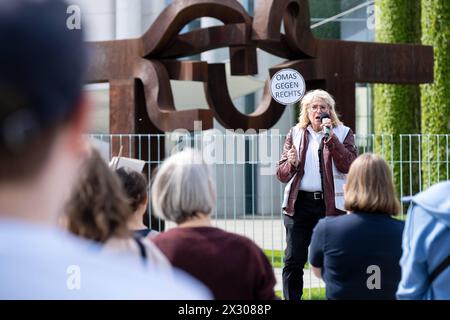 Demonstranten fordern vor dem Berliner Kanzleramt die Aufklärung des Verdachts von Geldzahlungen Russlands an die AfD-Politiker Bystron und Krah. / Demonstrators demand investigation after allegations of corruption against AfD politicians Bystron and Krah in front of the Chancellery in Berlin. snapshot-photography/K.M.Krause *** Demonstrators in front of the Berlin Chancellery demand investigation after allegations of corruption against AfD politicians Bystron and Krah in front of the Chancellery in Berlin snapshot photography K M Krause Stock Photo