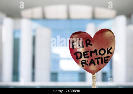 Demonstranten fordern vor dem Berliner Kanzleramt die Aufklärung des Verdachts von Geldzahlungen Russlands an die AfD-Politiker Bystron und Krah. / Demonstrators demand investigation after allegations of corruption against AfD politicians Bystron and Krah in front of the Chancellery in Berlin. snapshot-photography/K.M.Krause *** Demonstrators in front of the Berlin Chancellery demand investigation after allegations of corruption against AfD politicians Bystron and Krah in front of the Chancellery in Berlin snapshot photography K M Krause Stock Photo