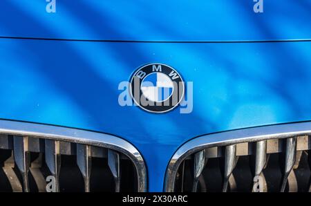 Hüntwangen, Schweiz - 25. Januar 2022: Frontdetail eines BMW X2. Stock Photo