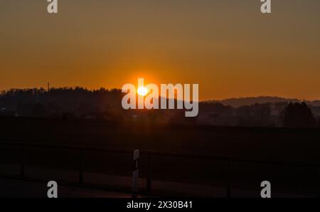 Oberglatt, Schweiz - 25. Januar 2022: Die Sonne geht im Januar früh im Westen unter. Stock Photo