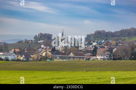 Blick auf die Zürcher Gemeinde Benken, welche in der Region des Zürcher Weinland liegt. (Benken ZH, Schweiz, 27.11.2022) Stock Photo