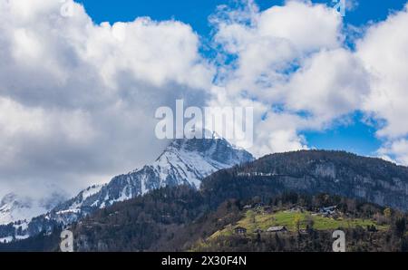 Im April hat es in den Schweizer Alpen noch viel Schnee. (Brunnen, Schweiz, 10.04.2022) Stock Photo