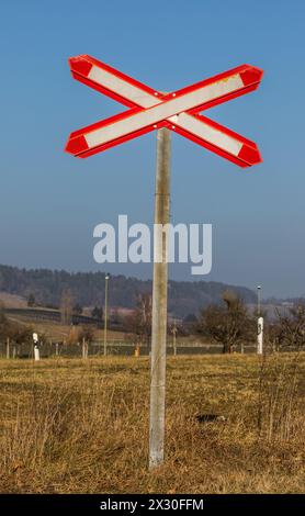 Hüntwangen, Schweiz - 25. Januar 2022: Ein Andreas Kreuz warnt Verkehrsteilnehmer bei Bahnübergängen. Stock Photo