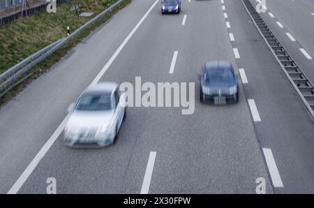 Mit 100 Kilometer pro Stunde fahren die Autos auf der Autobahn A3 in Richtung Basel. (Kaiseraugst, Schweiz, 06.03.2022) Stock Photo