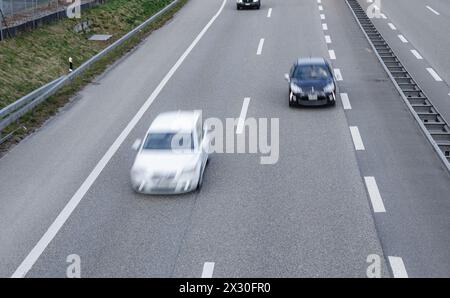 Mit 100 Kilometer pro Stunde fahren die Autos auf der Autobahn A3 in Richtung Basel. (Kaiseraugst, Schweiz, 06.03.2022) Stock Photo