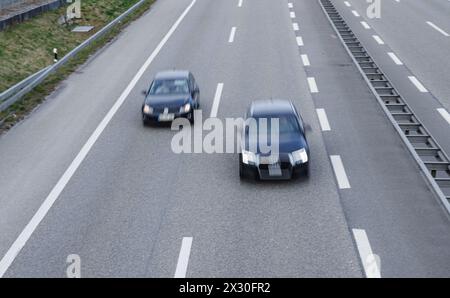 Mit 100 Kilometer pro Stunde fahren die Autos auf der Autobahn A3 in Richtung Basel. (Kaiseraugst, Schweiz, 06.03.2022) Stock Photo