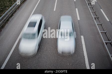 Mit 100 Kilometer pro Stunde fahren die Autos auf der Autobahn A3 in Richtung Basel. (Kaiseraugst, Schweiz, 06.03.2022) Stock Photo