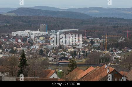 Von Eschenmoosen oberhalb von Bülach hat man einen guten Überblick über die Bezirkshauptstadt, welche im vergangenen Jahrzehnt erheblich gewachsen ist Stock Photo