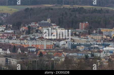 Von Eschenmoosen oberhalb von Bülach hat man einen guten Überblick über die Bezirkshauptstadt, welche im vergangenen Jahrzehnt erheblich gewachsen ist Stock Photo