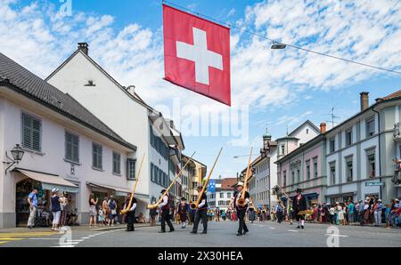 Die Alphorn und Fahnenschwingvereinigung zieht Festumzug bei den tausenden Zuschauer in der Bad Zurzacher Altstadt vorbei. (Bad Zurzach, Schweiz, 12.0 Stock Photo