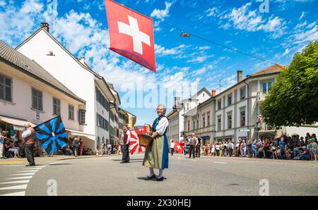 Eine Frau mit einer Schweizer Tracht von der Fahnenschwinger-Vereinigung der Nordwestschweiz steht am Festumzug in der Bad Zurzacher Altstadt.  (Bad Z Stock Photo