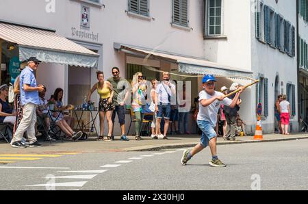 Die Chlauschlöpfer Lenzburg sorgen für Peitschengeräusche in der Bad Zurzacher Altstadt. (Bad Zurzach, Schweiz, 12.06.2022) Stock Photo