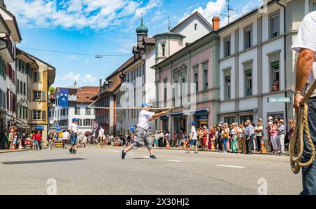 Die Chlauschlöpfer Lenzburg sorgen für Peitschengeräusche in der Bad Zurzacher Altstadt. (Bad Zurzach, Schweiz, 12.06.2022) Stock Photo