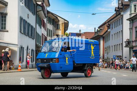 Die Chlauschlöpfer Lenzburg sorgen für Peitschengeräusche in der Bad Zurzacher Altstadt. (Bad Zurzach, Schweiz, 12.06.2022) Stock Photo