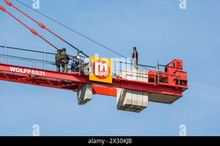 In Zürich hält ein Mann auf einem Baukran die Polizei und Rettungskräfte seit mehr als 12 Stunden auf trab. Derzeit sind Spezialisten mit dem Mann in Stock Photo