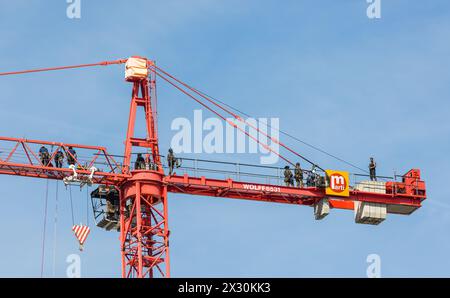 In Zürich hält ein Mann auf einem Baukran die Polizei und Rettungskräfte seit mehr als 12 Stunden auf trab. Derzeit sind Spezialisten mit dem Mann in Stock Photo