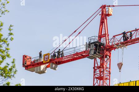 In Zürich hält ein Mann auf einem Baukran die Polizei und Rettungskräfte seit mehr als 12 Stunden auf trab. Derzeit sind Spezialisten mit dem Mann in Stock Photo